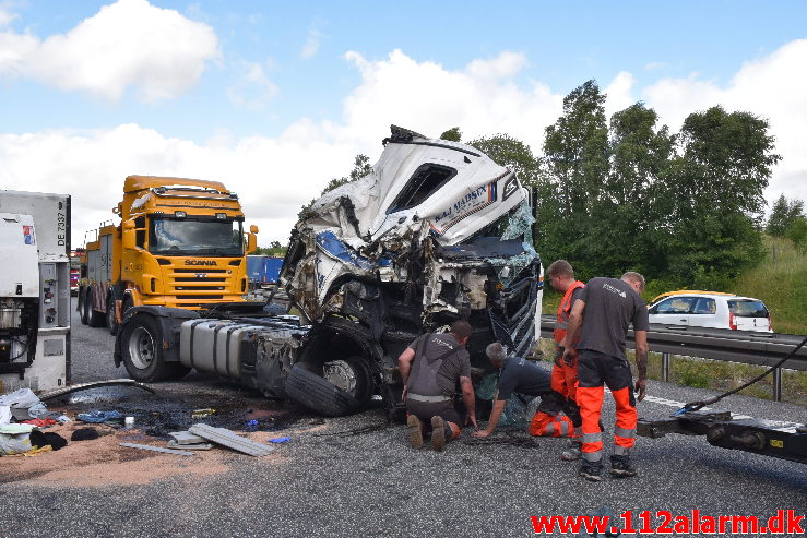 Lastbil væltet på motorvejen. ved Vejle i sydgående spor. 24/07-2020. Kl. 15:08.