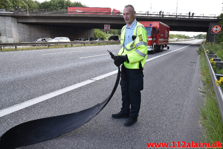 Lastbil væltet på motorvejen. ved Vejle i sydgående spor. 24/07-2020. Kl. 15:08.