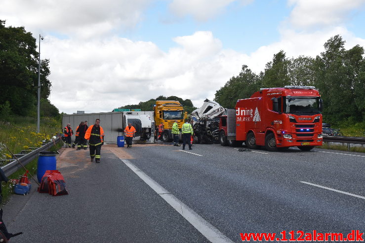 Lastbil væltet på motorvejen. ved Vejle i sydgående spor. 24/07-2020. Kl. 15:08.