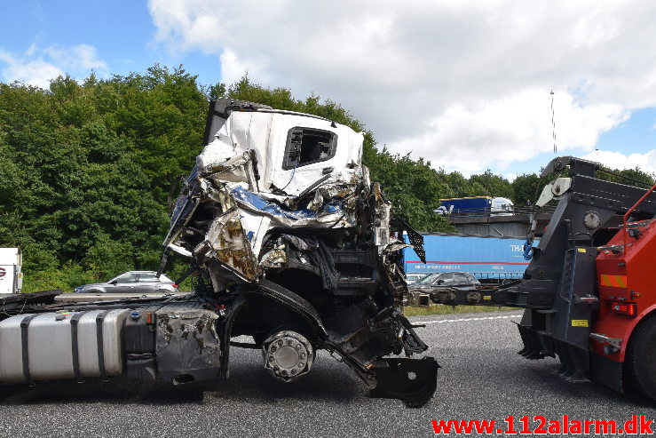 Lastbil væltet på motorvejen. ved Vejle i sydgående spor. 24/07-2020. Kl. 15:08.