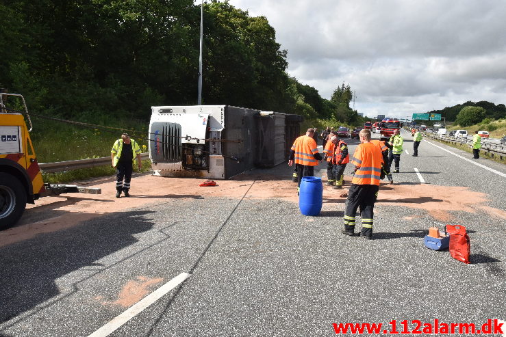 Lastbil væltet på motorvejen. ved Vejle i sydgående spor. 24/07-2020. Kl. 15:08.