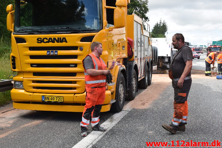 Lastbil væltet på motorvejen. ved Vejle i sydgående spor. 24/07-2020. Kl. 15:08.