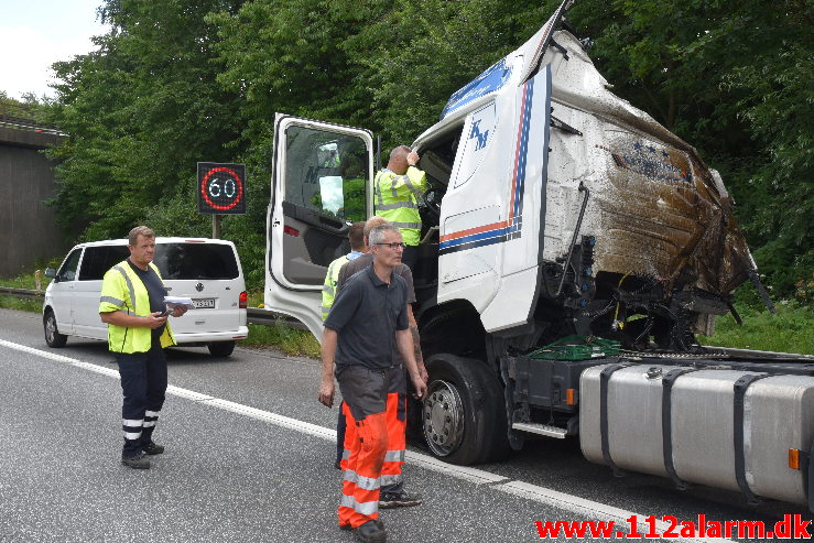 Lastbil væltet på motorvejen. ved Vejle i sydgående spor. 24/07-2020. Kl. 15:08.