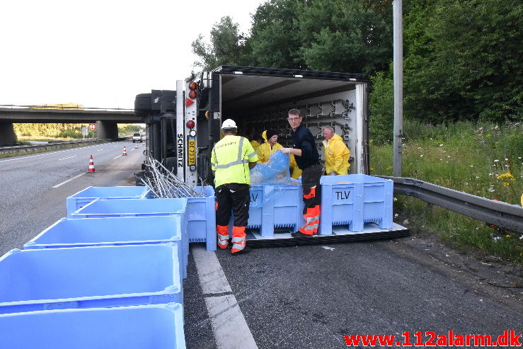 Lastbil væltet på motorvejen. ved Vejle i sydgående spor. 24/07-2020. Kl. 15:08.