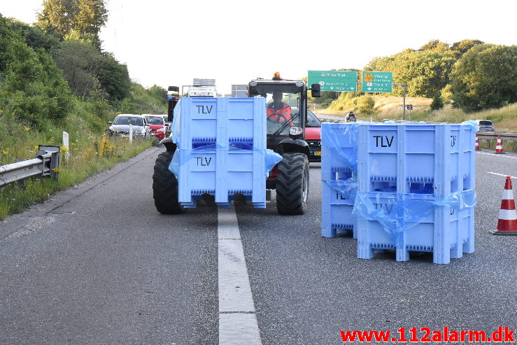 Lastbil væltet på motorvejen. ved Vejle i sydgående spor. 24/07-2020. Kl. 15:08.