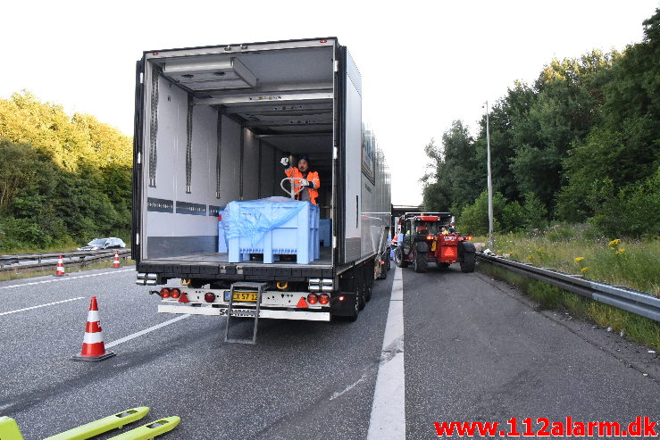 Lastbil væltet på motorvejen. ved Vejle i sydgående spor. 24/07-2020. Kl. 15:08.