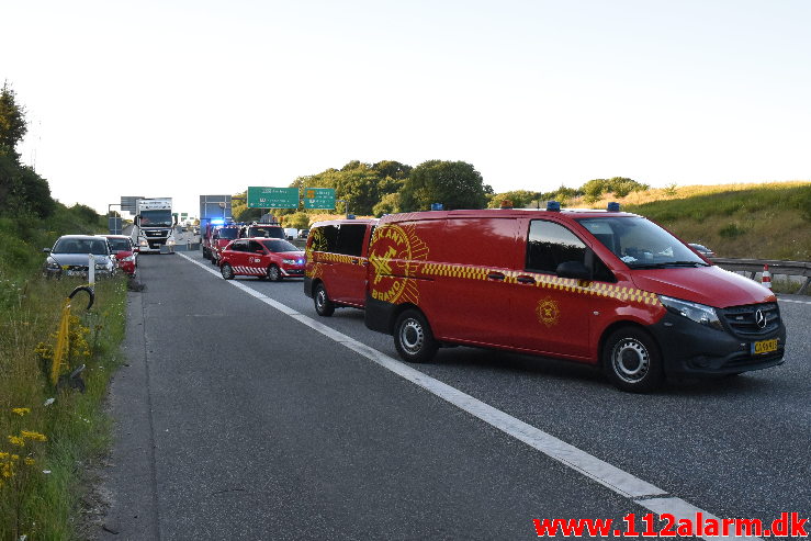 Lastbil væltet på motorvejen. ved Vejle i sydgående spor. 24/07-2020. Kl. 15:08.