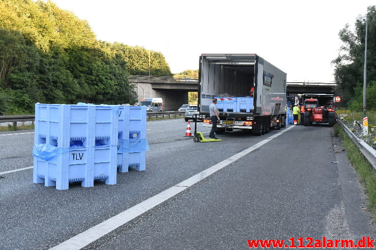 Lastbil væltet på motorvejen. ved Vejle i sydgående spor. 24/07-2020. Kl. 15:08.