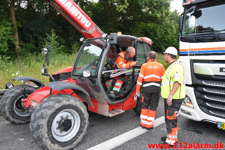 Lastbil væltet på motorvejen. ved Vejle i sydgående spor. 24/07-2020. Kl. 15:08.