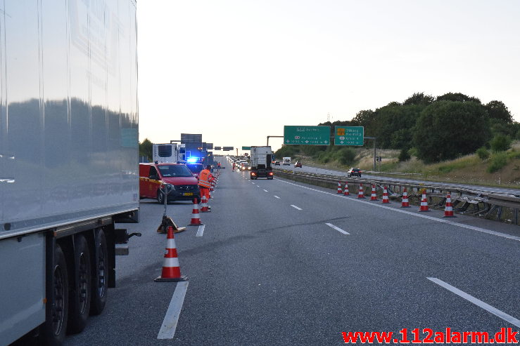 Lastbil væltet på motorvejen. ved Vejle i sydgående spor. 24/07-2020. Kl. 15:08.