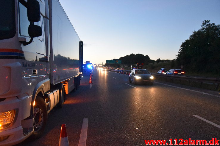 Lastbil væltet på motorvejen. ved Vejle i sydgående spor. 24/07-2020. Kl. 15:08.