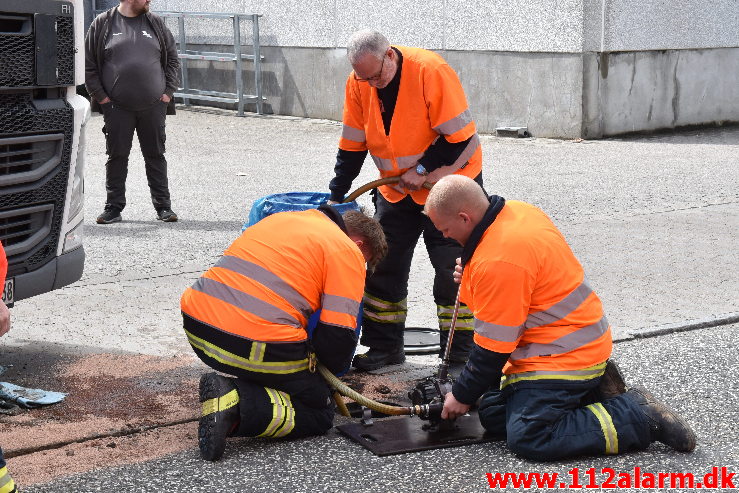 Mindre Forurening / Spild Karetmagervej i Vejle. 24/07-2020. KL. 13:37.