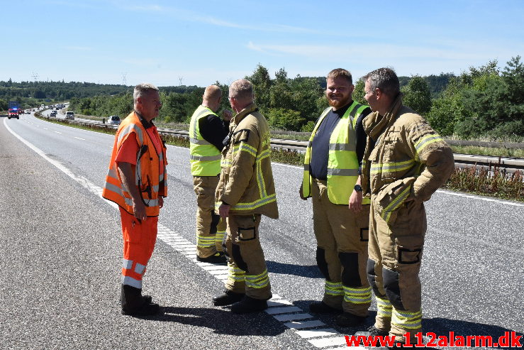 Lastbil ramte en anden lastbil i nødsporet. Østjyske Motorvej i nordgående spor ved 137 Km. 31/07-2020. Kl. 11:28.