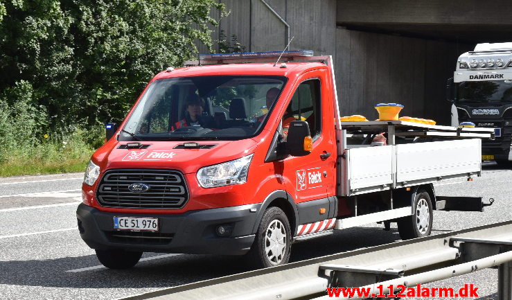 Lastbil væltet på motorvejen. ved Vejle i sydgående spor. 24/07-2020. Kl. 15:08.