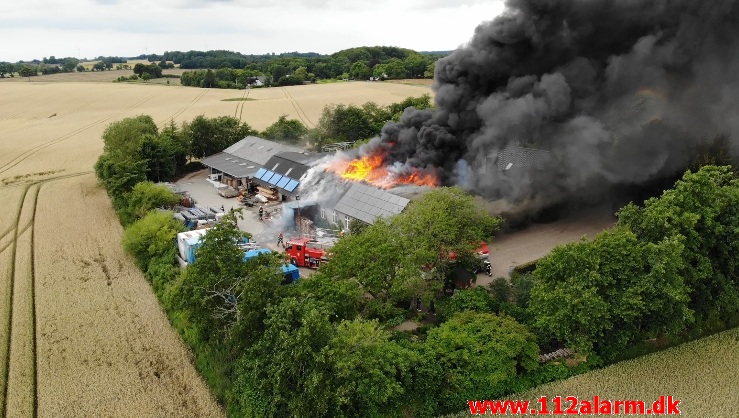 Bygningsbrand. Jellingvej i Bredsten. 25/07-2020. Kl. 14:48.