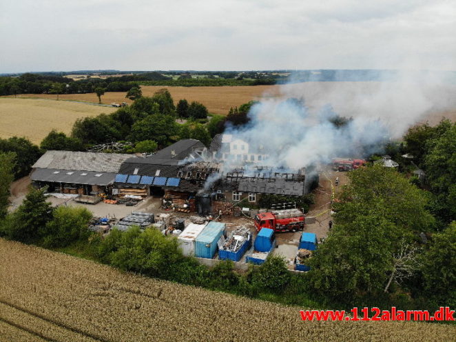 Bygningsbrand. Jellingvej i Bredsten. 25/07-2020. Kl. 14:48.