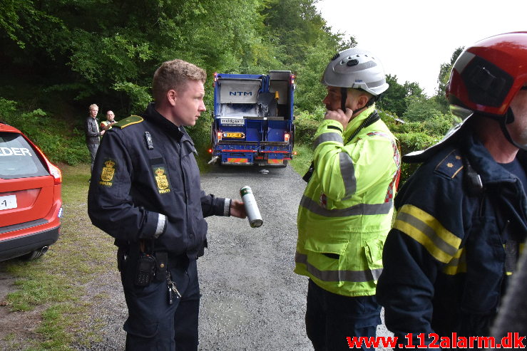 Ild i skraldevognen. Haveforeningen Mølholmsdalen i Vejle. 05/08-2020. Kl. 08:10.