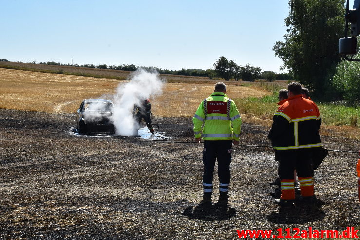 Bil satte ild til marken. Rugsted Tværvej ved Rugsted. 15/08-2020. Kl. 12:33.