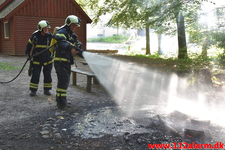 Et efterladt bål inde i Skoven. Søndermarksvej i Vejle. 15/08-2020. KL. 17:22.