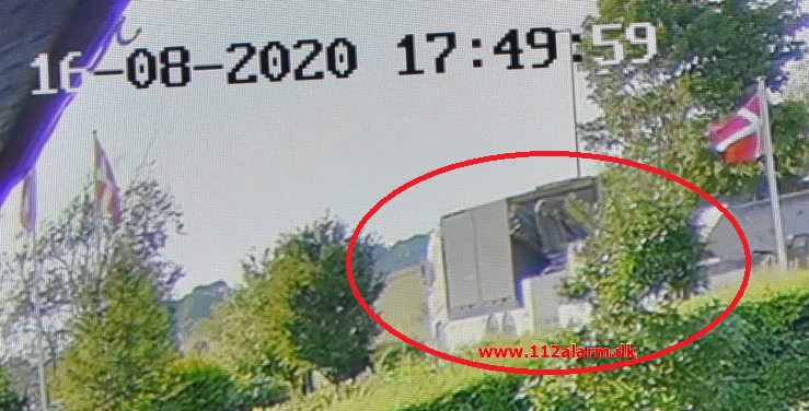 Efterlysning af en Volvo lastbil med kran og hænger. Bredsten Landevej i Uhe. 16/08-2020. Kl. 17:49.