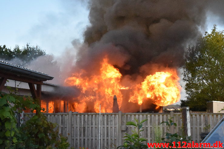 Voldsom brand i villa. Grønnedalen i Vejle. 16/09-2020. KL. 18:51.