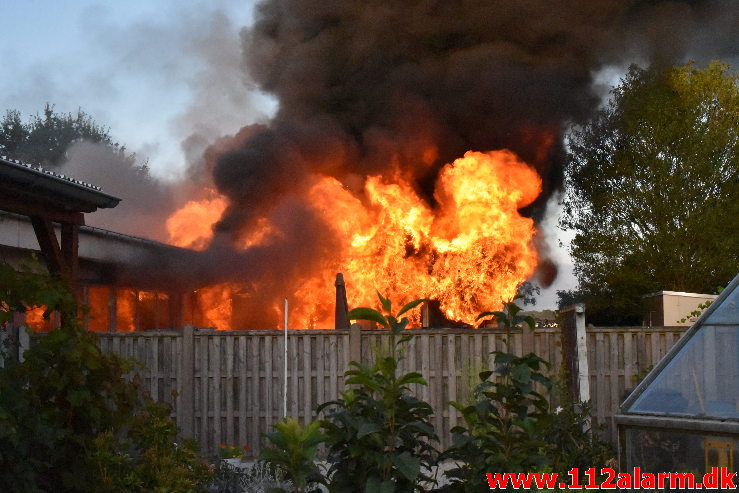 Voldsom brand i villa. Grønnedalen i Vejle. 16/09-2020. KL. 18:51.