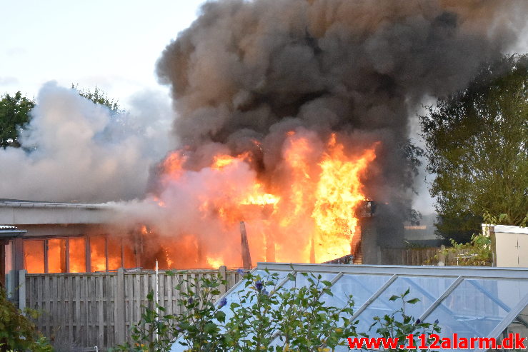 Voldsom brand i villa. Grønnedalen i Vejle. 16/09-2020. KL. 18:51.