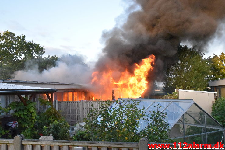 Voldsom brand i villa. Grønnedalen i Vejle. 16/09-2020. KL. 18:51.