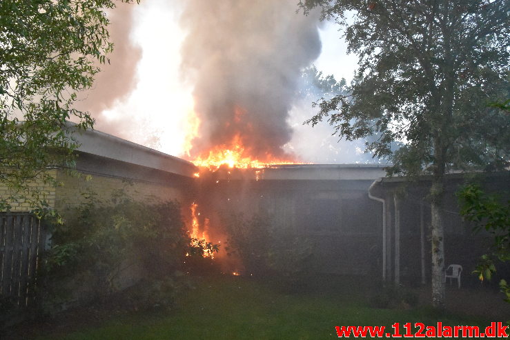 Voldsom brand i villa. Grønnedalen i Vejle. 16/09-2020. KL. 18:51.