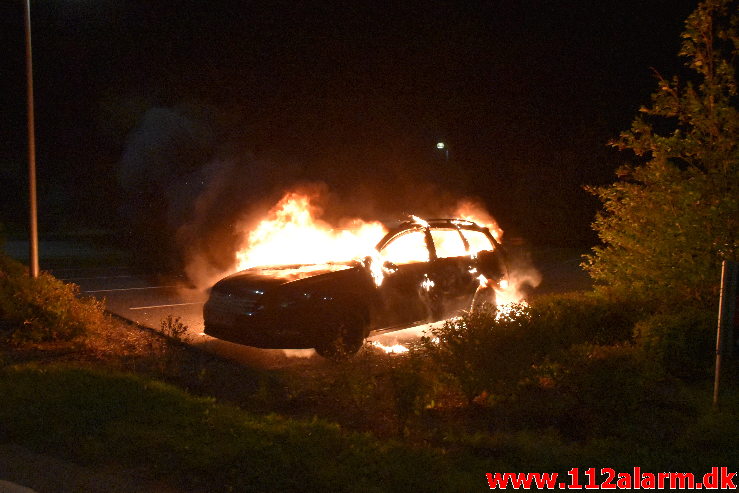 Bilen udbrændte totalt. Grønlandsvej i Vejle. 27/09-2020. Kl. 22:53.