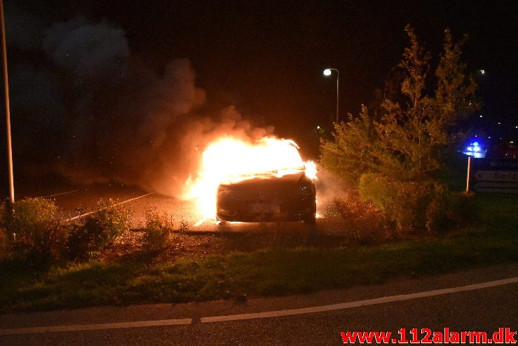 Bilen udbrændte totalt. Grønlandsvej i Vejle. 27/09-2020. Kl. 22:53.