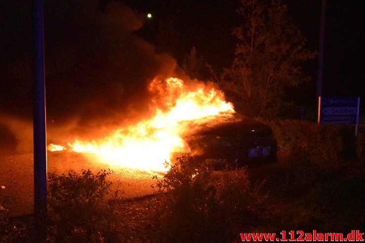 Bilen udbrændte totalt. Grønlandsvej i Vejle. 27/09-2020. Kl. 22:53.