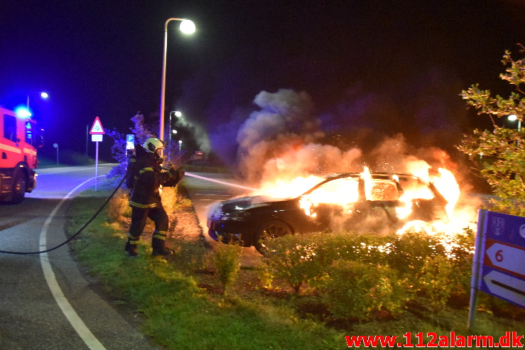 Bilen udbrændte totalt. Grønlandsvej i Vejle. 27/09-2020. Kl. 22:53.