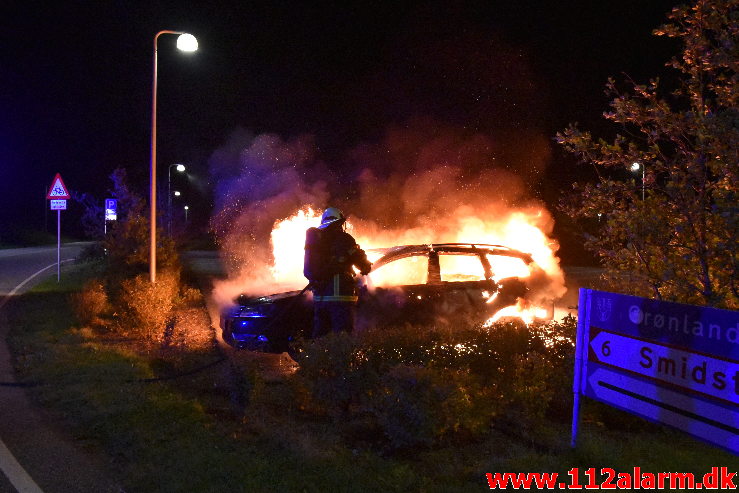 Bilen udbrændte totalt. Grønlandsvej i Vejle. 27/09-2020. Kl. 22:53.