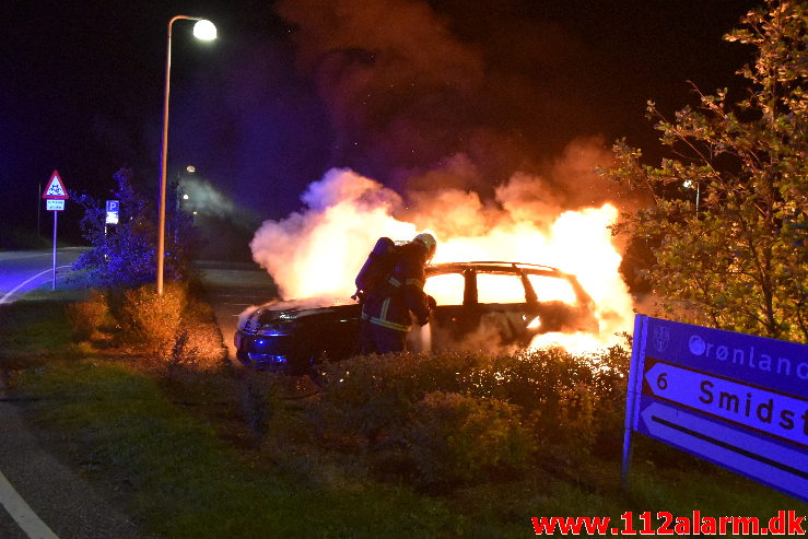 Bilen udbrændte totalt. Grønlandsvej i Vejle. 27/09-2020. Kl. 22:53.