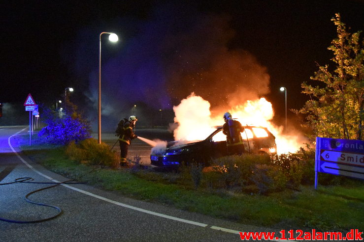 Bilen udbrændte totalt. Grønlandsvej i Vejle. 27/09-2020. Kl. 22:53.