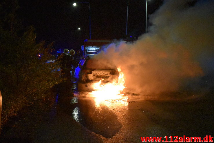 Bilen udbrændte totalt. Grønlandsvej i Vejle. 27/09-2020. Kl. 22:53.