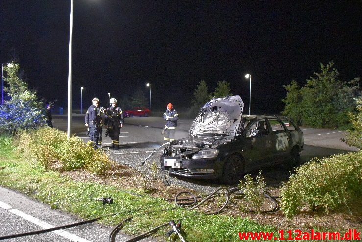 Bilen udbrændte totalt. Grønlandsvej i Vejle. 27/09-2020. Kl. 22:53.