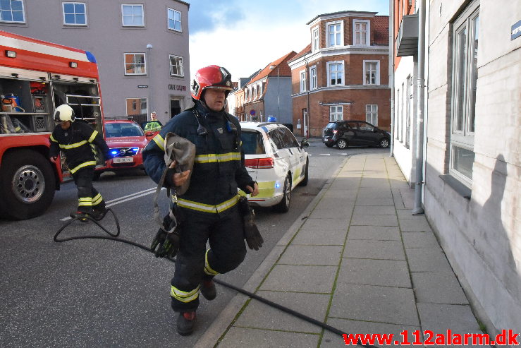 Ild i Etageejendom. Tønnesgade i Vejle. 10/10-2020. Kl. 15:47.