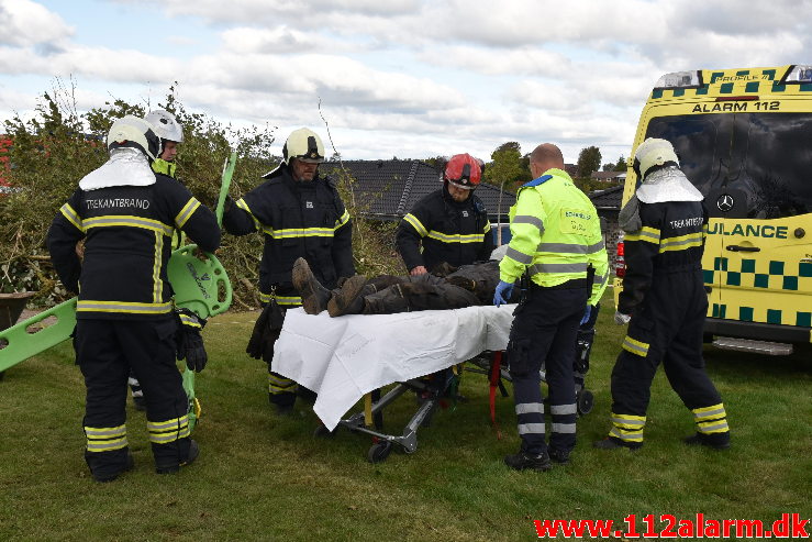 Kom i klemme under gravemaskine. Gimlevej i Vejle. 14/10-2020. Kl. 13:41.