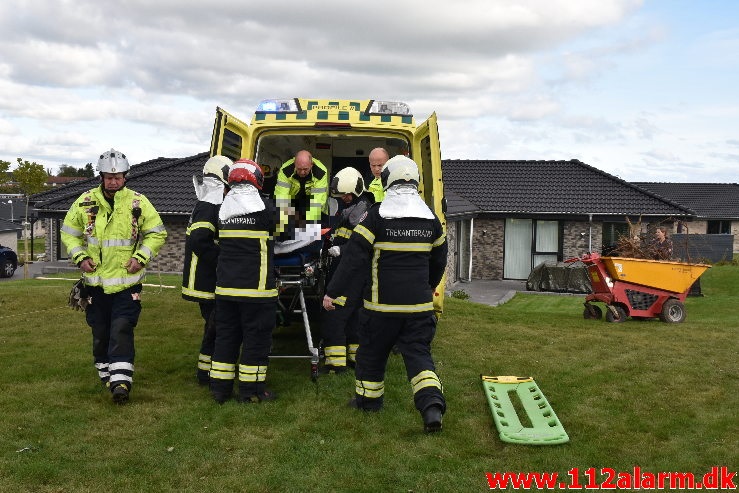 Kom i klemme under gravemaskine. Gimlevej i Vejle. 14/10-2020. Kl. 13:41.