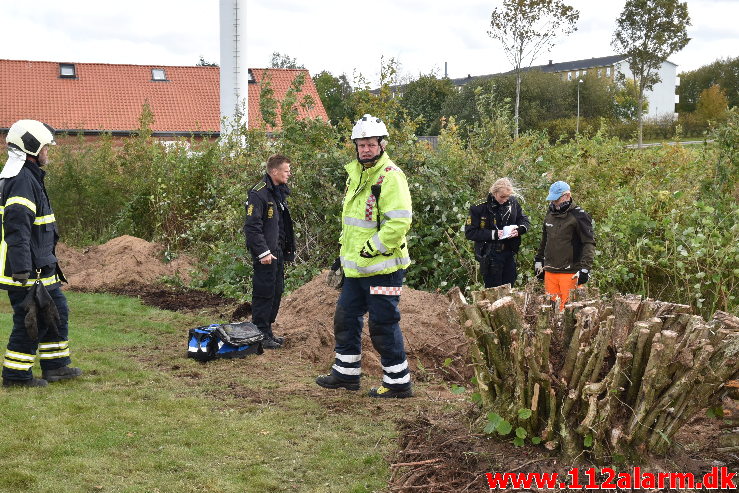 Kom i klemme under gravemaskine. Gimlevej i Vejle. 14/10-2020. Kl. 13:41.