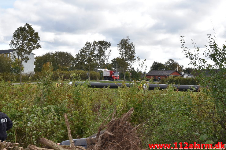 Kom i klemme under gravemaskine. Gimlevej i Vejle. 14/10-2020. Kl. 13:41.