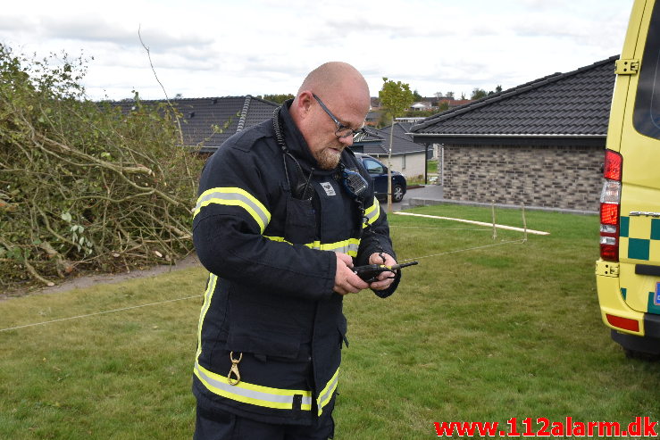 Kom i klemme under gravemaskine. Gimlevej i Vejle. 14/10-2020. Kl. 13:41.