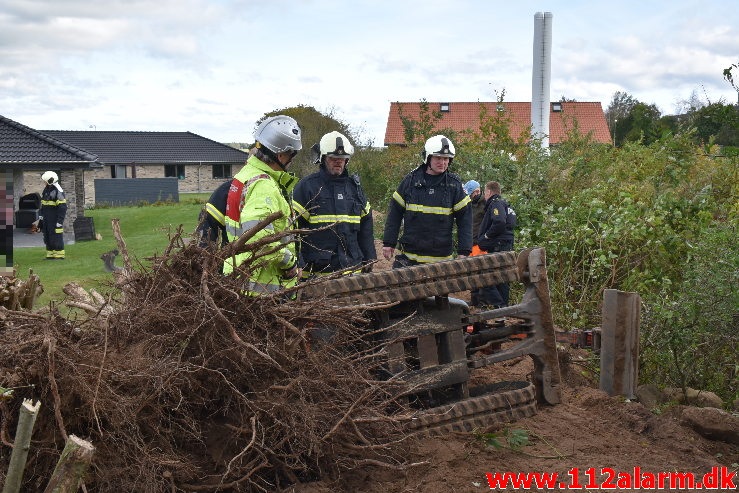 Kom i klemme under gravemaskine. Gimlevej i Vejle. 14/10-2020. Kl. 13:41.