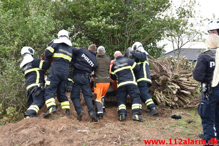 Kom i klemme under gravemaskine. Gimlevej i Vejle. 14/10-2020. Kl. 13:41.