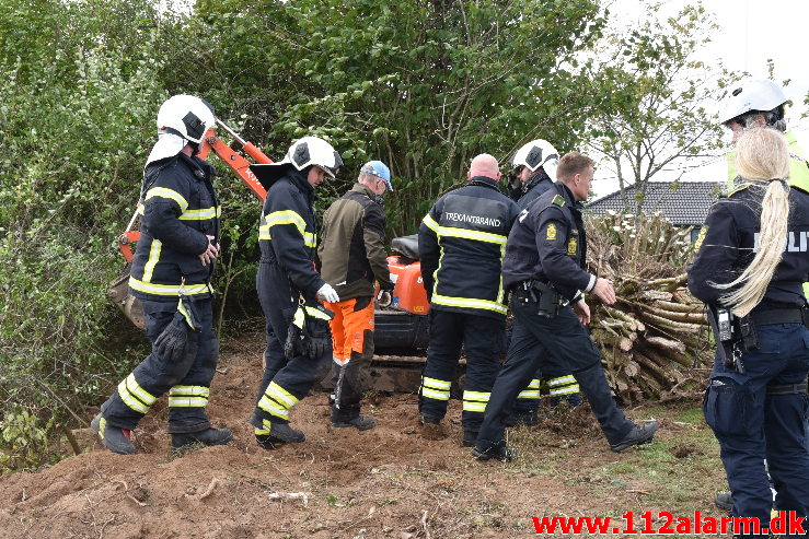 Kom i klemme under gravemaskine. Gimlevej i Vejle. 14/10-2020. Kl. 13:41.