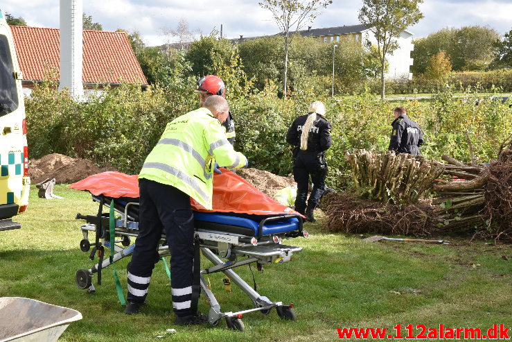 Kom i klemme under gravemaskine. Gimlevej i Vejle. 14/10-2020. Kl. 13:41.