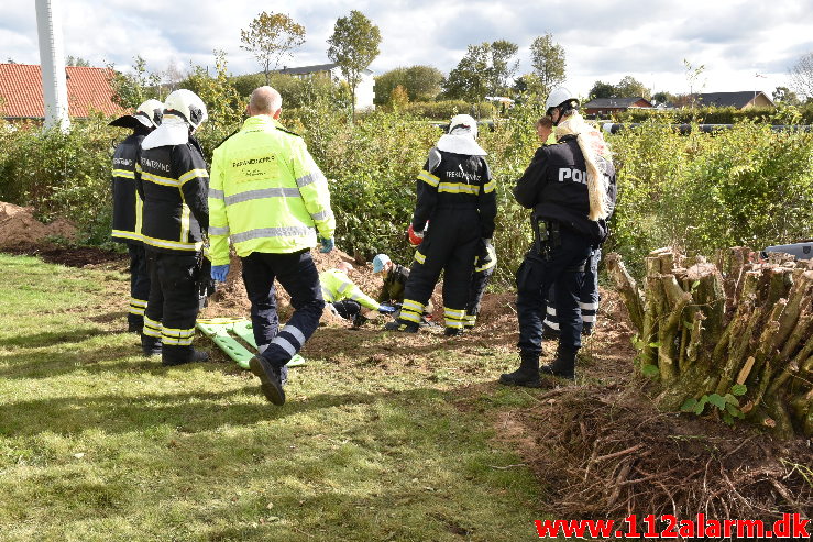 Kom i klemme under gravemaskine. Gimlevej i Vejle. 14/10-2020. Kl. 13:41.