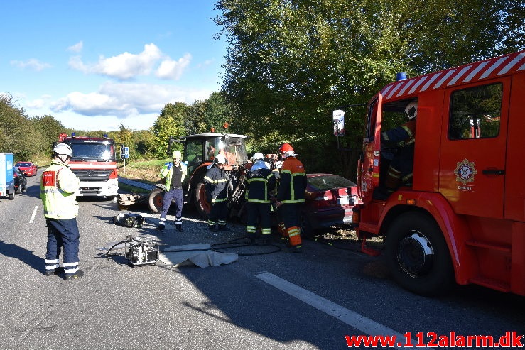 Banket op bag i en Traktor på rastepladsen. Ribe Landevej ved Nørre Vilstrup. 17/10-2020. Kl. 13:02.